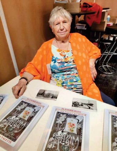 Francoise VALETTE présentant son livre, Flânerie dans la carte postale aluminium.