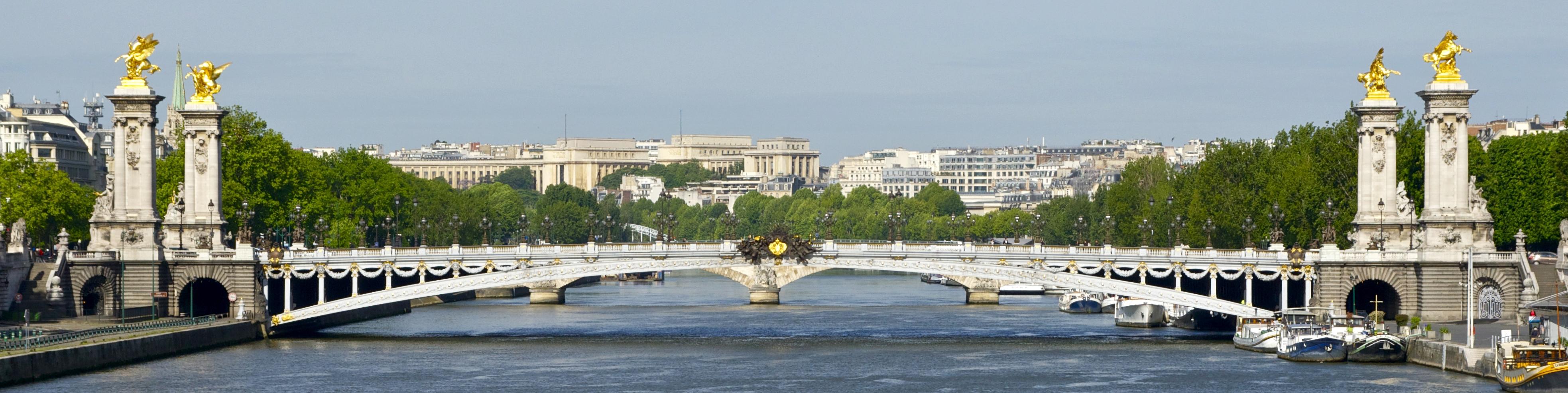 Photo panoramique du Pont Alexandre II à Paris.